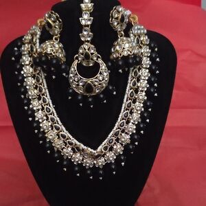 Elegant Black and Gold Jewelry Set